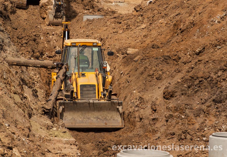Excavadora realizando la apertura de una zanja